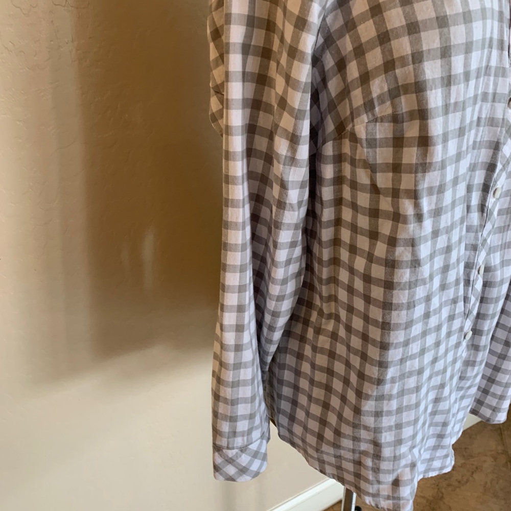 Croft and Barrow Women’s Button Down Shirt - Picture 4 of 7